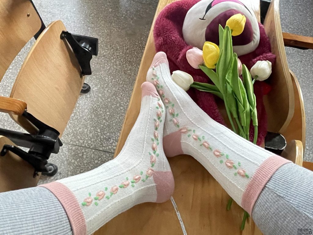 大學(xué)教室拍照 白棉襪 兔子襪子 五指襪 瑜伽褲 裸足[136P/164M]插圖