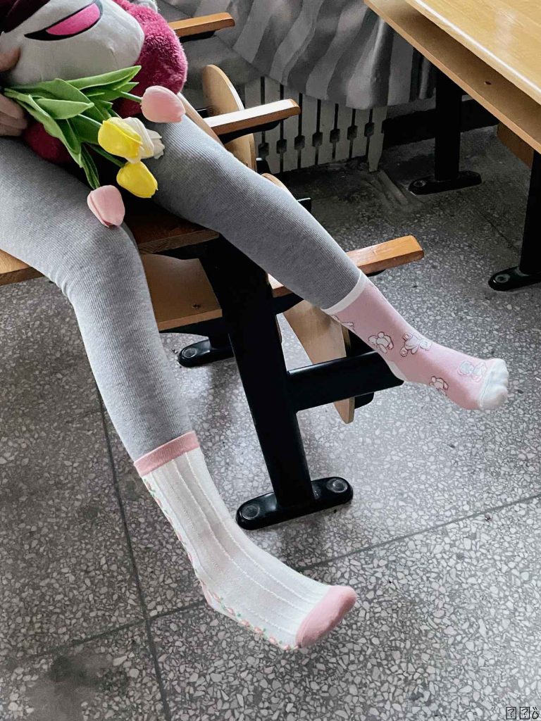 大學(xué)教室拍照 白棉襪 兔子襪子 五指襪 瑜伽褲 裸足[136P/164M]插圖1