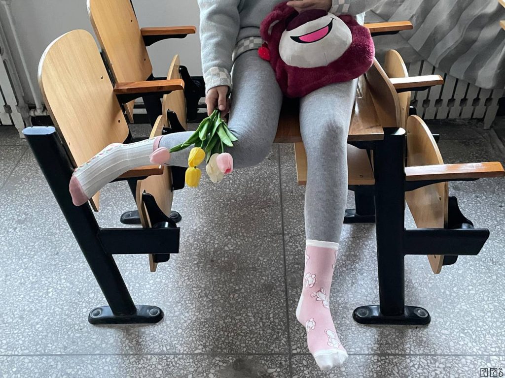 大學(xué)教室拍照 白棉襪 兔子襪子 五指襪 瑜伽褲 裸足[136P/164M]插圖3