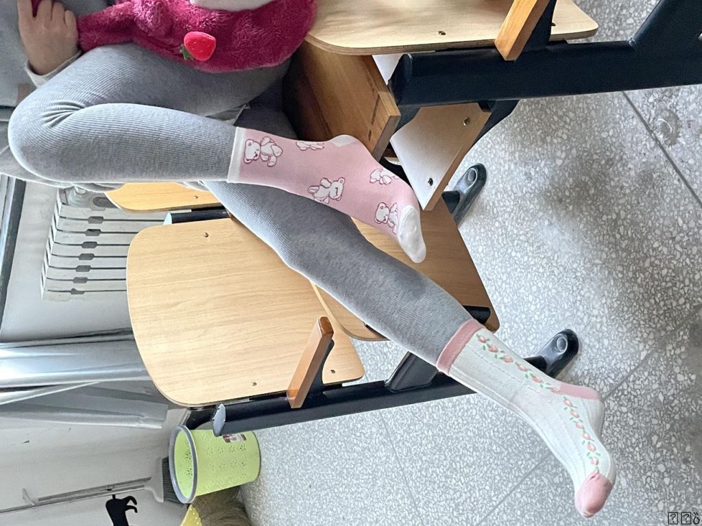 大學(xué)教室拍照 白棉襪 兔子襪子 五指襪 瑜伽褲 裸足[136P/164M]插圖4