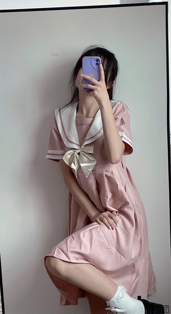 大學(xué)生鎂足（第四期），可愛妹字裸足，粉色襪子，宿舍自拍。[100P/65M]插圖