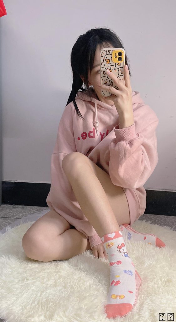 大學(xué)生鎂足（第四期），可愛妹字裸足，粉色襪子，宿舍自拍。[100P/65M]插圖2