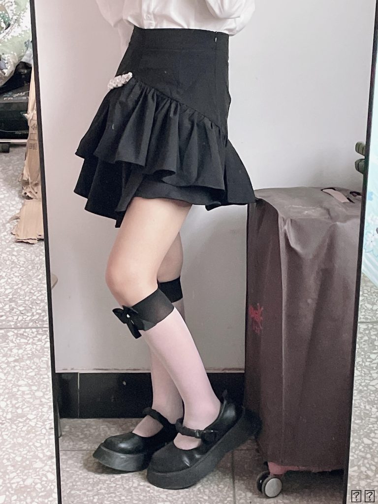 大學(xué)生鎂足（第四期），可愛妹字裸足，粉色襪子，宿舍自拍。[100P/65M]插圖4