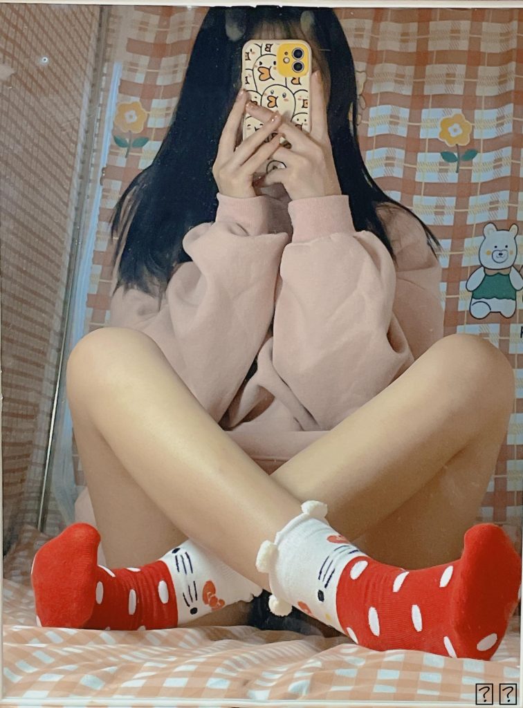 大學(xué)生鎂足（宿舍第五期）,可愛妹子裸足，棉白襪 [100P/68M]插圖2