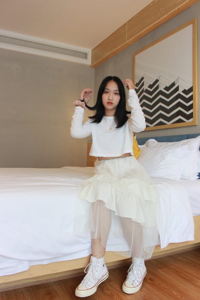 lucky三套衣服牛仔褲白裙帆布鞋白棉襪腳[709P/5V/4.71G]插圖