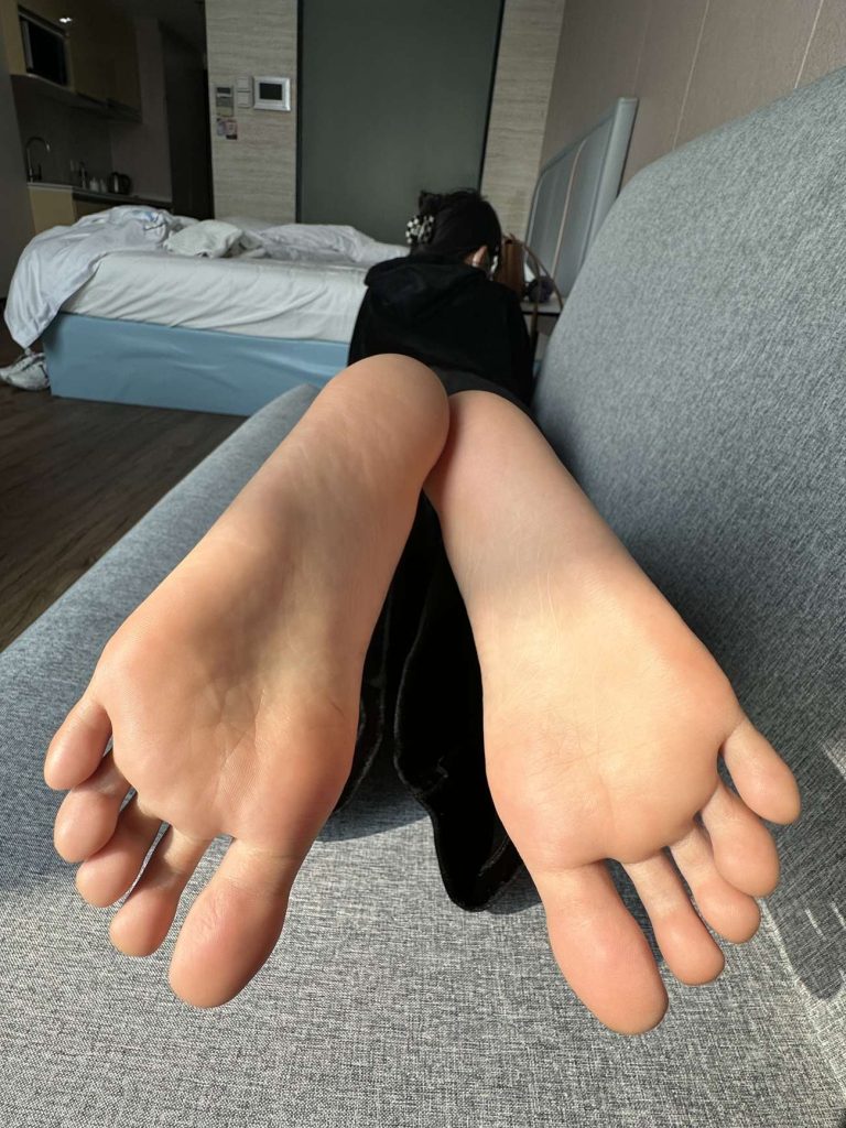 林同學(xué) 20230223 白鞋白棉襪裸足超美的腳 [600P/9V/5.35G]插圖