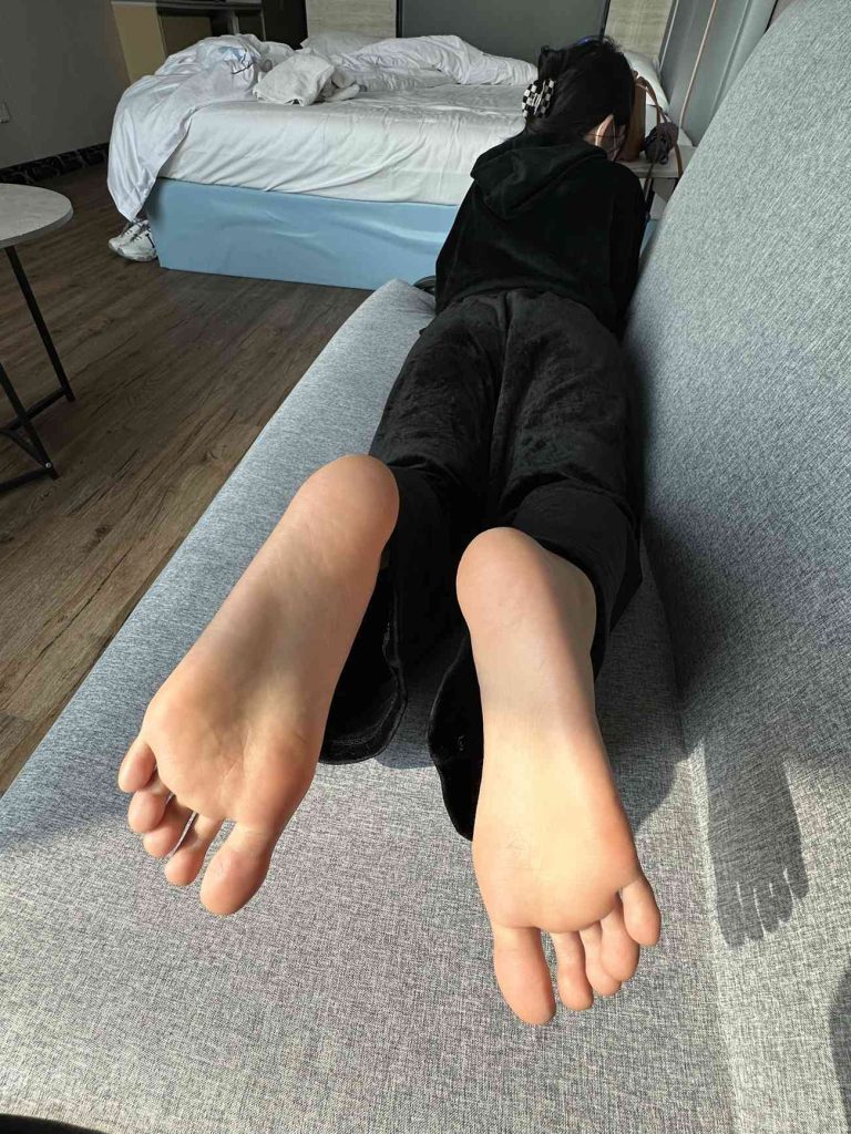 林同學(xué) 20230223 白鞋白棉襪裸足超美的腳 [600P/9V/5.35G]插圖3