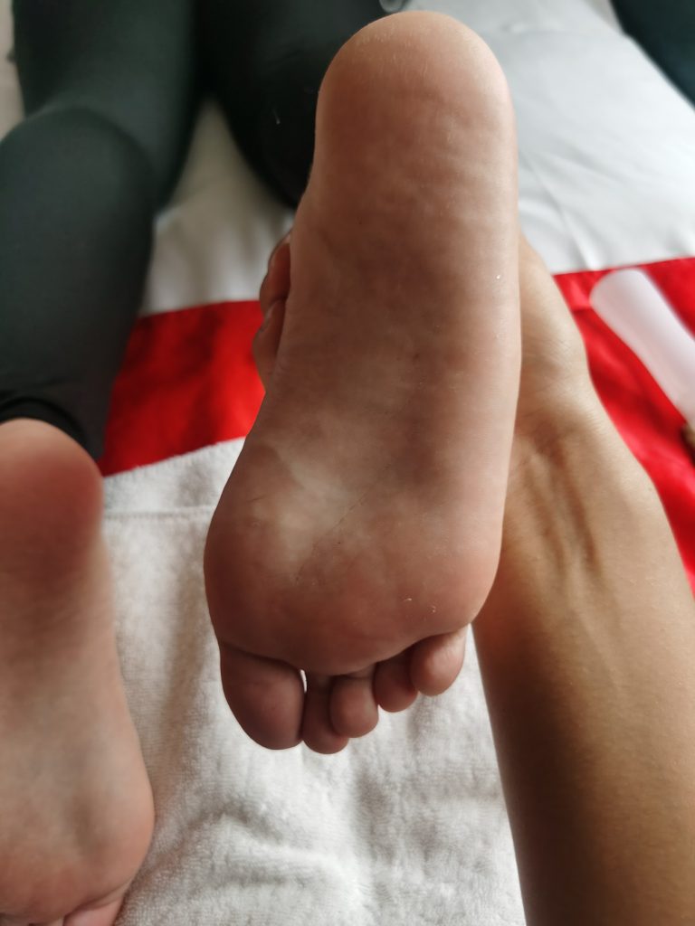 學(xué)舞蹈的小班花被我約來拍攝嫩腳丫瑜伽褲白棉襪裸足 [62P/1V/785MB]插圖