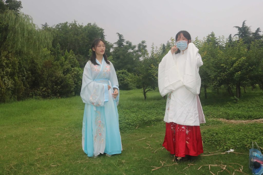 眼睛小姐姐漢服草地拍腳 [263P/190M]插圖