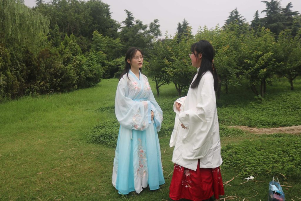 眼睛小姐姐漢服草地拍腳 [263P/190M]插圖1