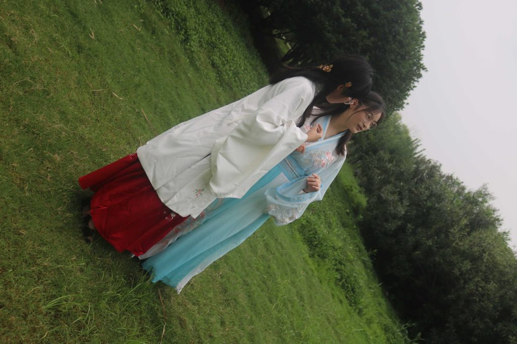 眼睛小姐姐漢服草地拍腳 [263P/190M]插圖2