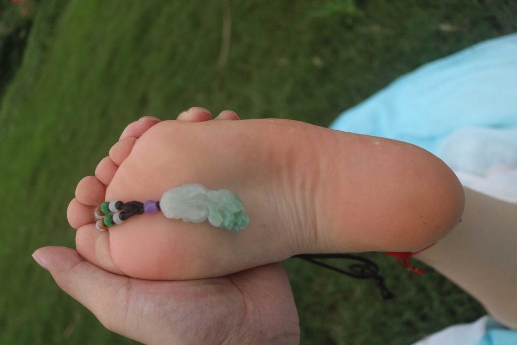 眼睛小姐姐漢服草地拍腳 [263P/190M]插圖3