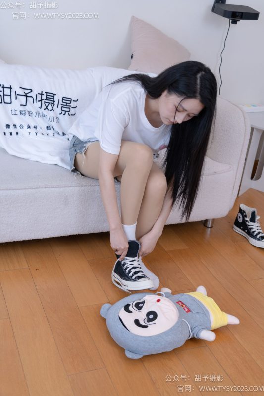 甜予攝影072期 瀾瀾-帆布鞋、白棉襪、踩蠟筆小新玩偶劇情完整版 [125P/2V/10.6G]插圖1