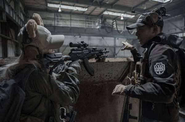 國外模特Cosplay《逃離塔科夫》引爆網絡-無料攝影圈