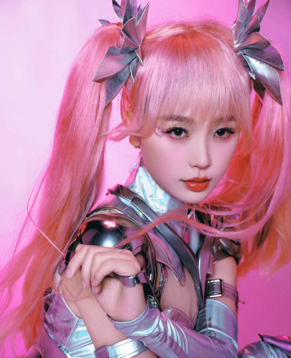 虞書欣COS孫尚香，身穿銀色緊身衣，頭戴紅色雙馬尾，造型很炫酷插圖3