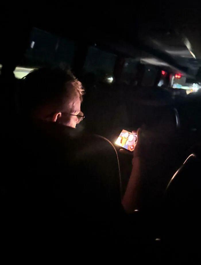 30張照片記錄公共交通上的“奇行種”，刷新你對厚臉皮的認知！插圖2