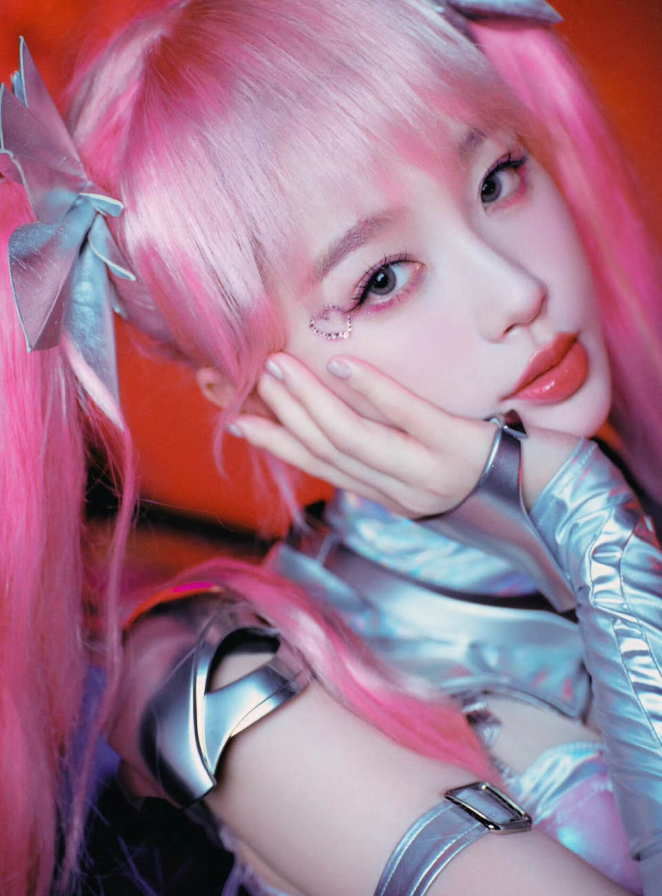 虞書欣COS孫尚香，身穿銀色緊身衣，頭戴紅色雙馬尾，造型很炫酷插圖1