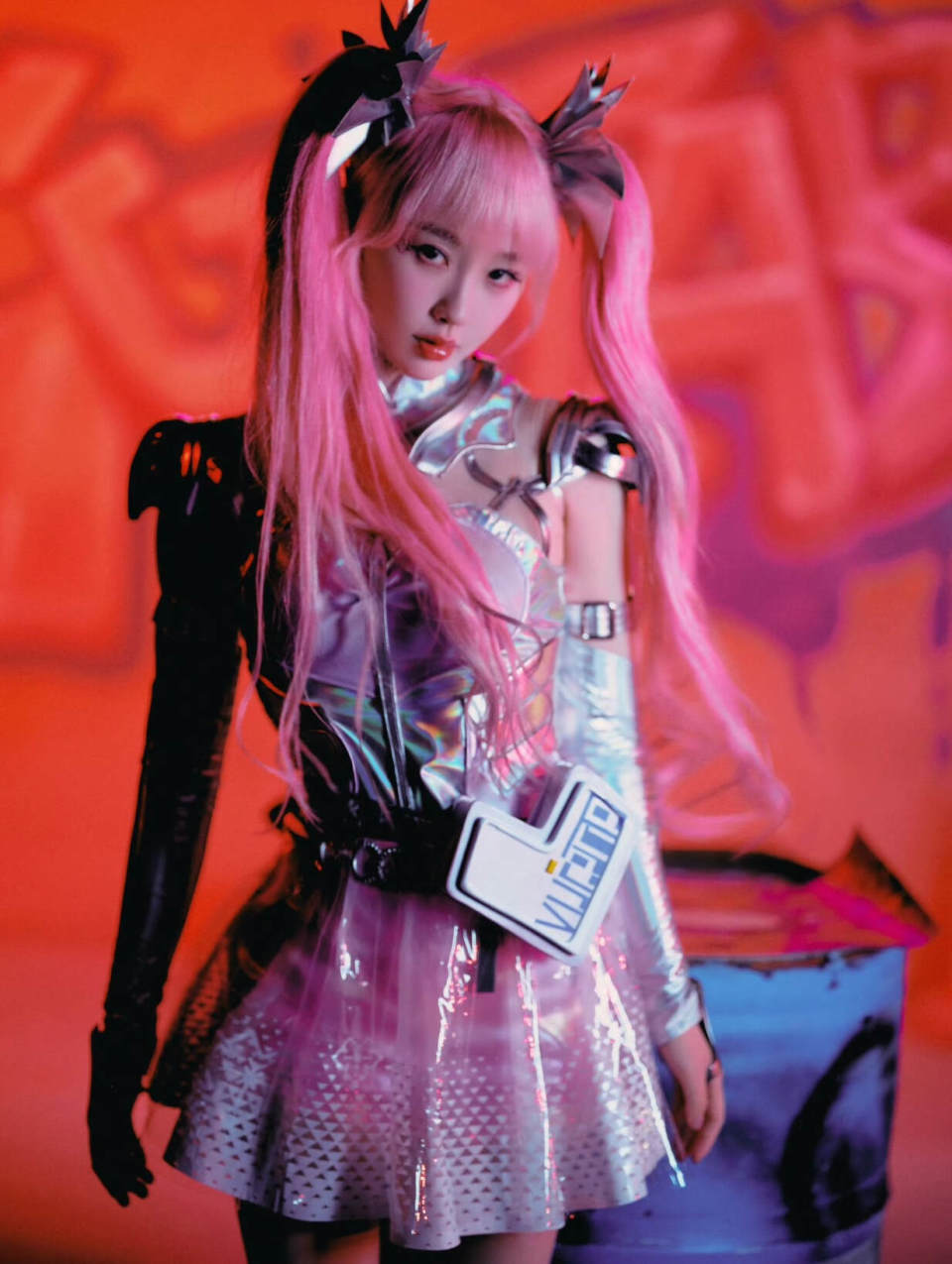 虞書欣COS孫尚香，身穿銀色緊身衣，頭戴紅色雙馬尾，造型很炫酷插圖2