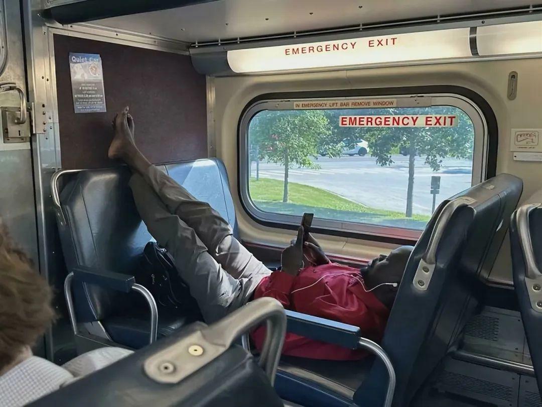 30張照片記錄公共交通上的“奇行種”，刷新你對厚臉皮的認知！插圖25