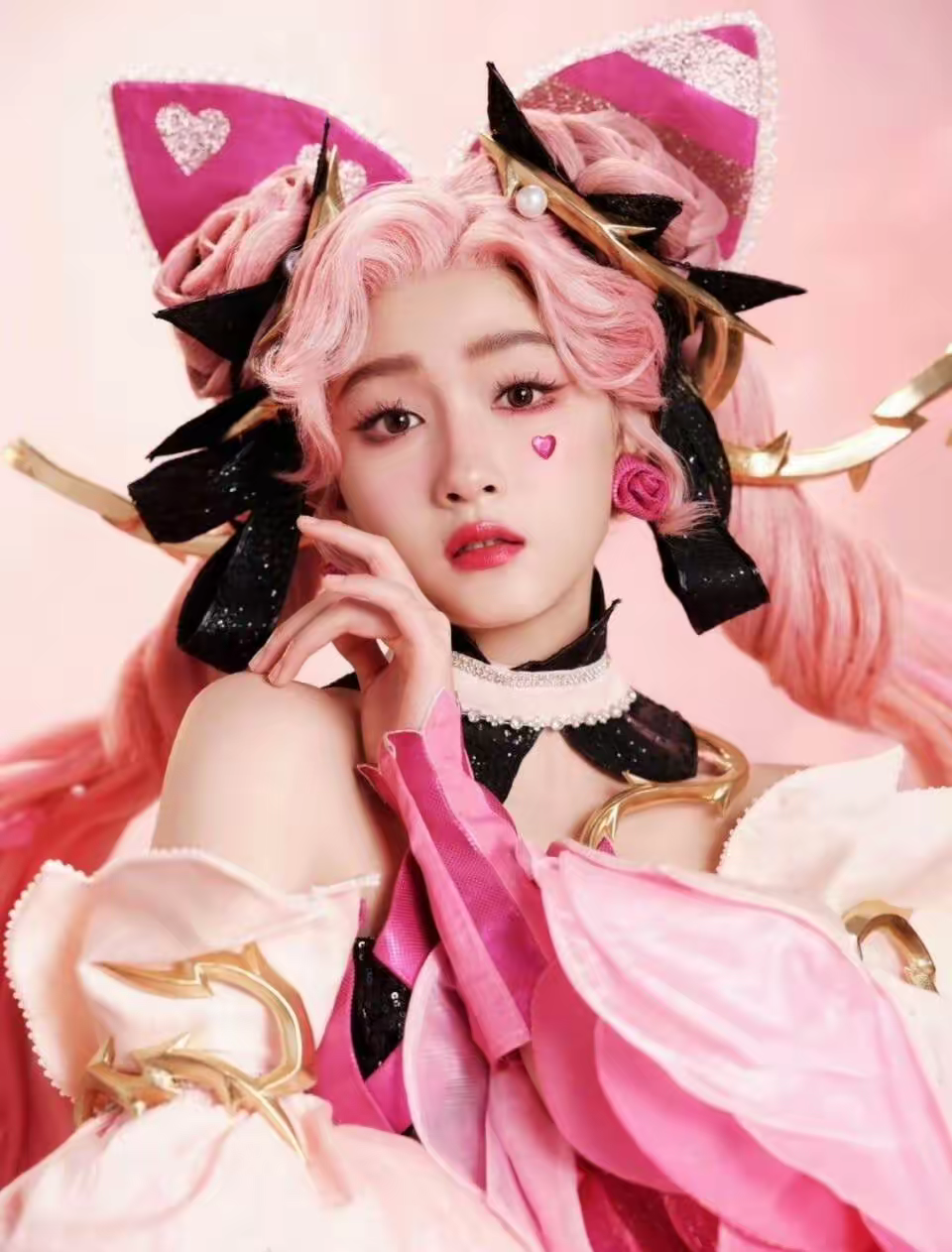 虞書欣COS孫尚香，身穿銀色緊身衣，頭戴紅色雙馬尾，造型很炫酷-無料攝影圈