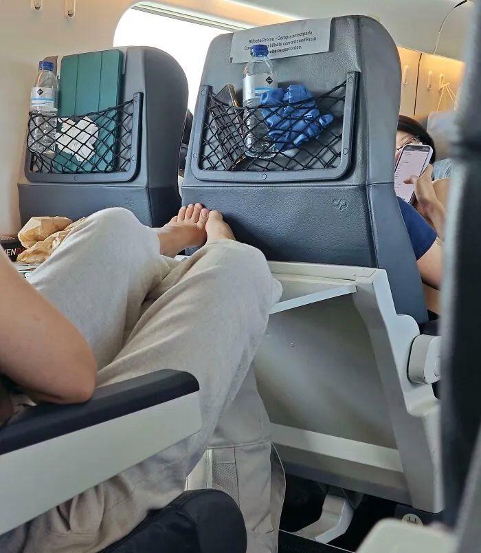 30張照片記錄公共交通上的“奇行種”，刷新你對厚臉皮的認知！插圖22