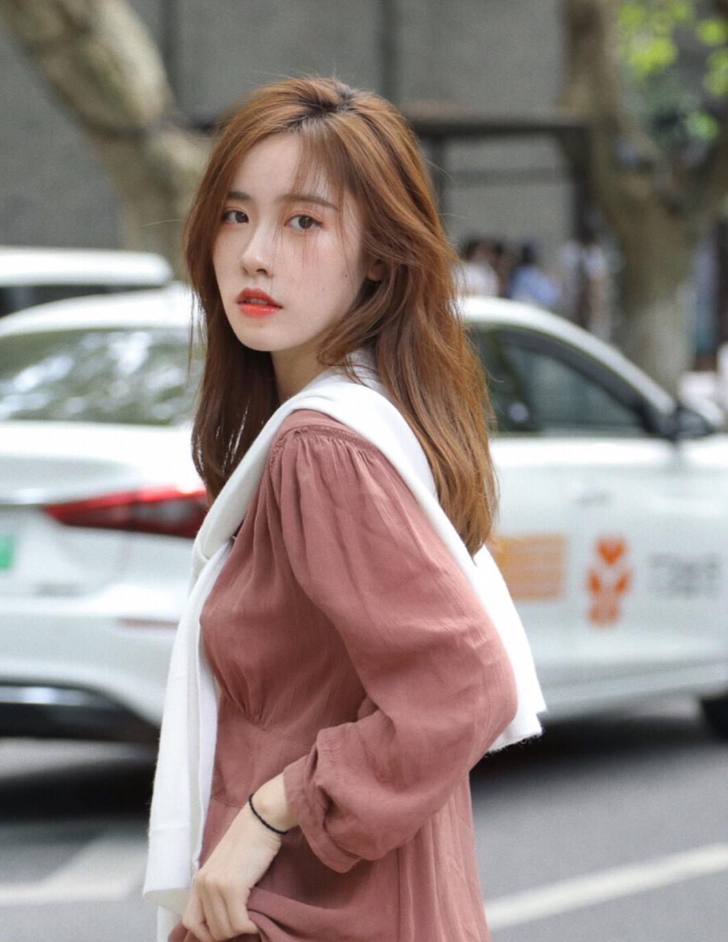 拍照并不一定要美景，學好這7個姿勢，街邊也能隨手拍美照插圖4