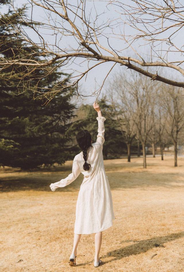 女生拍照必備的7個姿勢，姿勢簡約不做作，拍照好看不尷尬插圖1