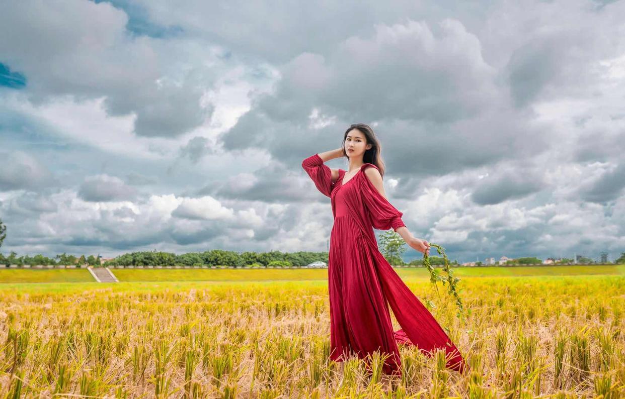 拍攝全身照怎么擺放雙手？7個(gè)姿勢教會你，既能避免手空還顯好看插圖3