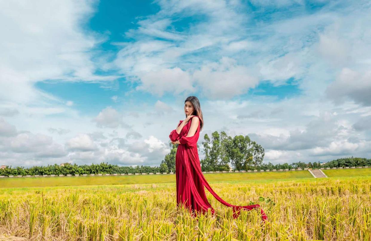 拍攝全身照怎么擺放雙手？7個(gè)姿勢教會你，既能避免手空還顯好看插圖5