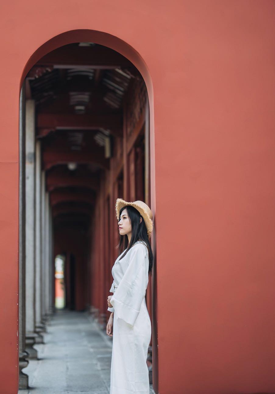 假期游玩拍照的9個(gè)姿勢(shì)，照著這些姿勢(shì)拍，拍照很美也自然插圖7