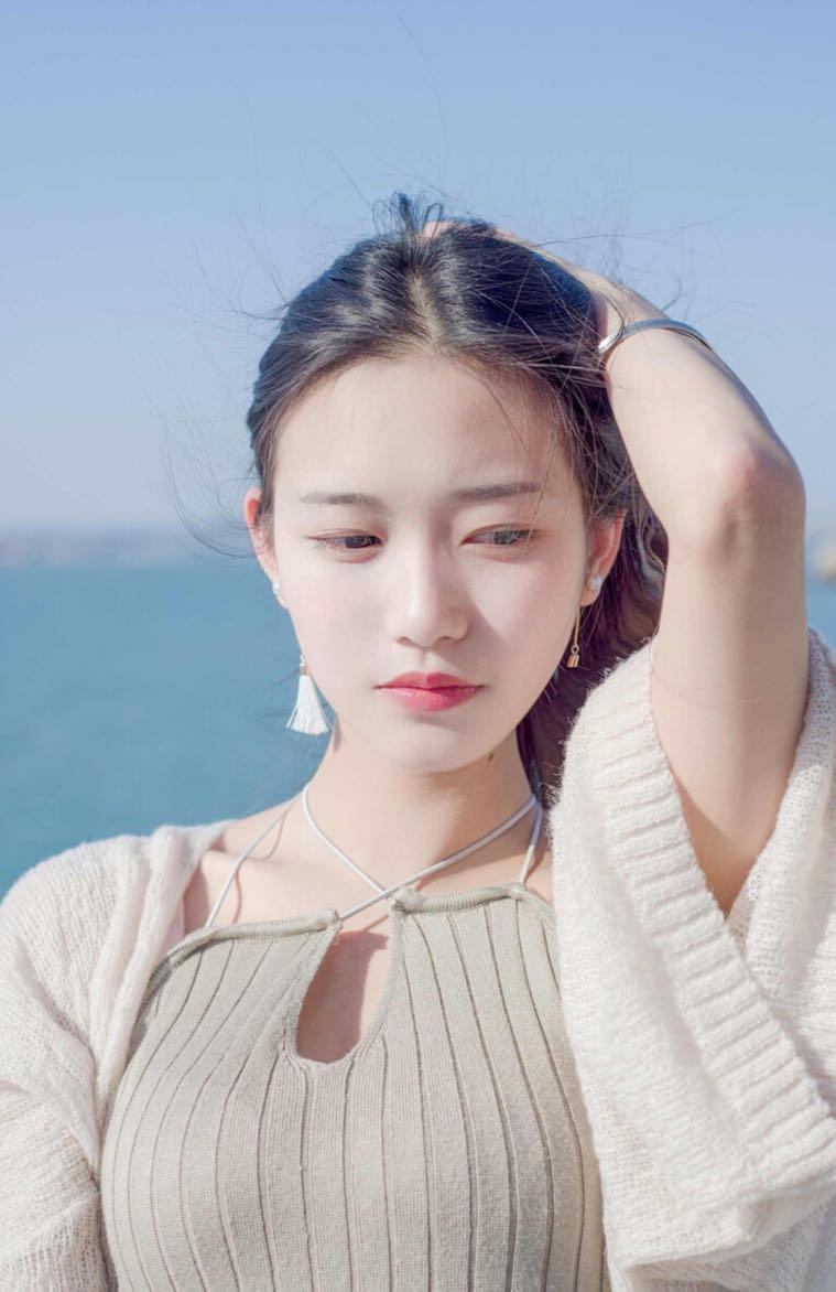 不會(huì)擺拍看過(guò)來(lái)，7個(gè)拍照姿勢(shì)模板，助你拍出自然好看的美女人像插圖5