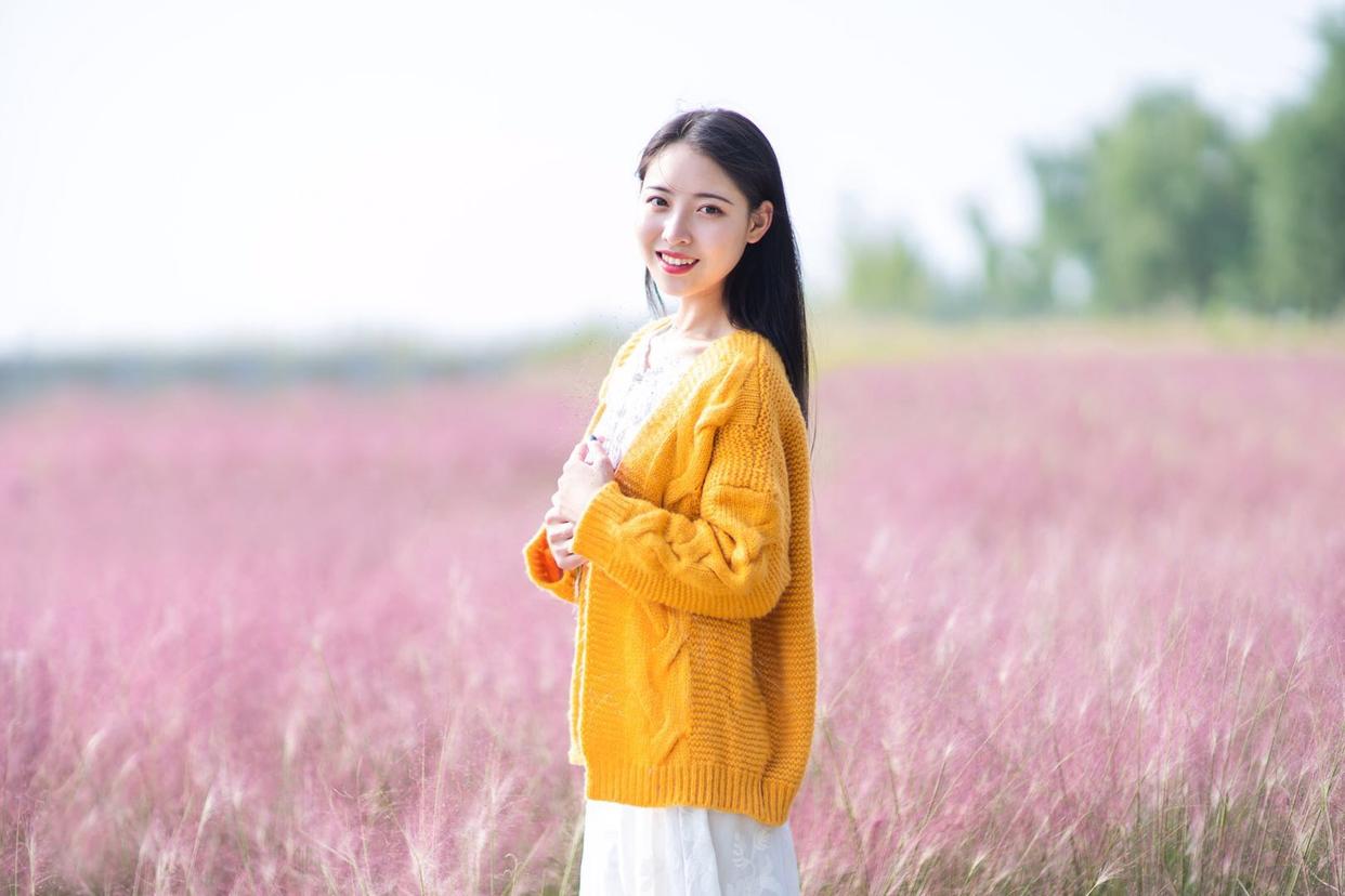 秋天拍攝粉黛人像，這8個姿勢技巧值得一學(xué)，姿勢簡單也很美插圖2