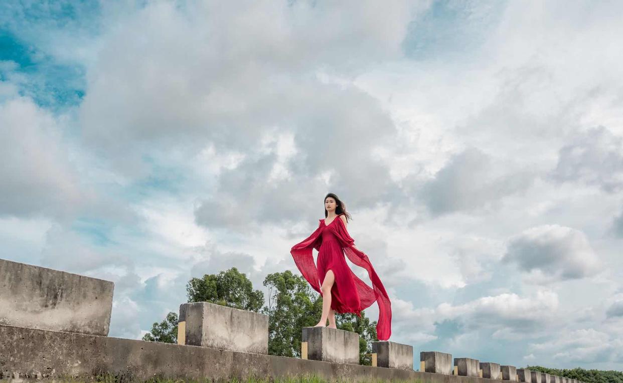 拍攝全身照怎么擺放雙手？7個姿勢教會你，既能避免手空還顯好看-無料攝影圈