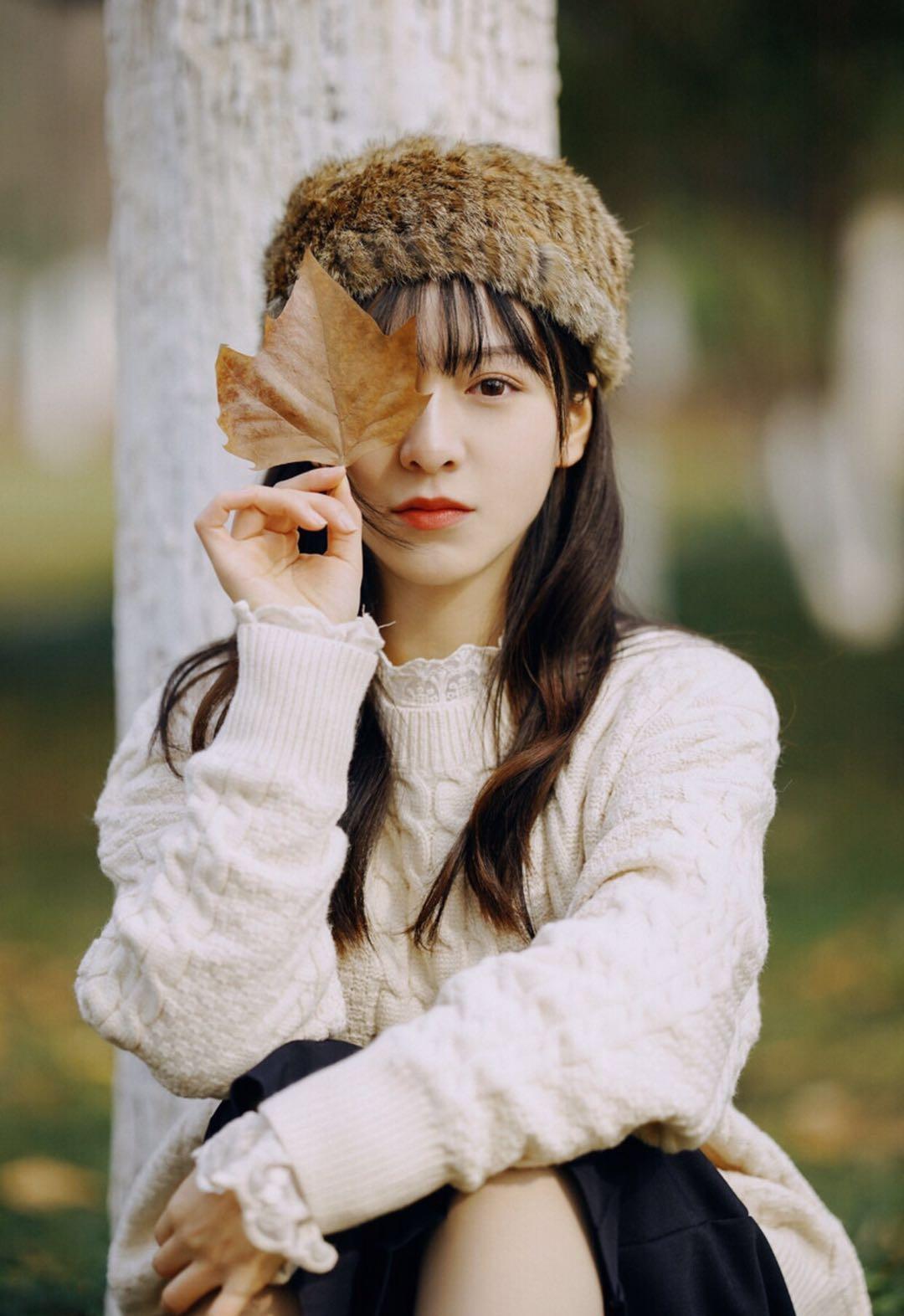 不會(huì)擺拍看過(guò)來(lái)，7個(gè)拍照姿勢(shì)模板，助你拍出自然好看的美女人像插圖6