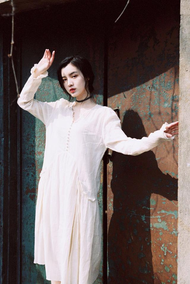 女生拍照必備的7個姿勢，姿勢簡約不做作，拍照好看不尷尬插圖2