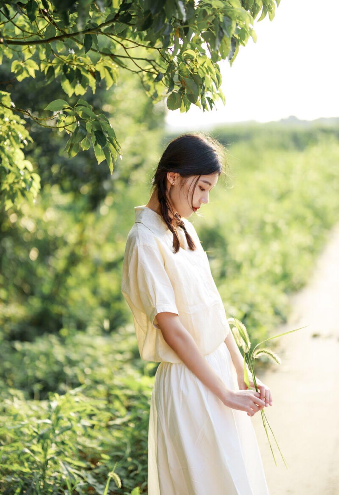 背景簡單就用姿勢點(diǎn)綴，在哪都能用的7個姿勢，拍出自然簡約美插圖4