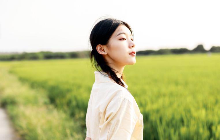 背景簡單就用姿勢點綴，在哪都能用的7個姿勢，拍出自然簡約美-無料攝影圈