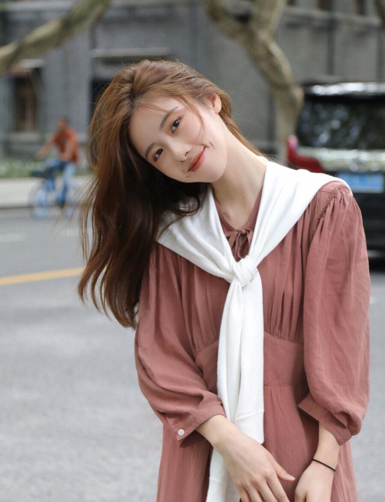 拍照并不一定要美景，學好這7個姿勢，街邊也能隨手拍美照插圖6