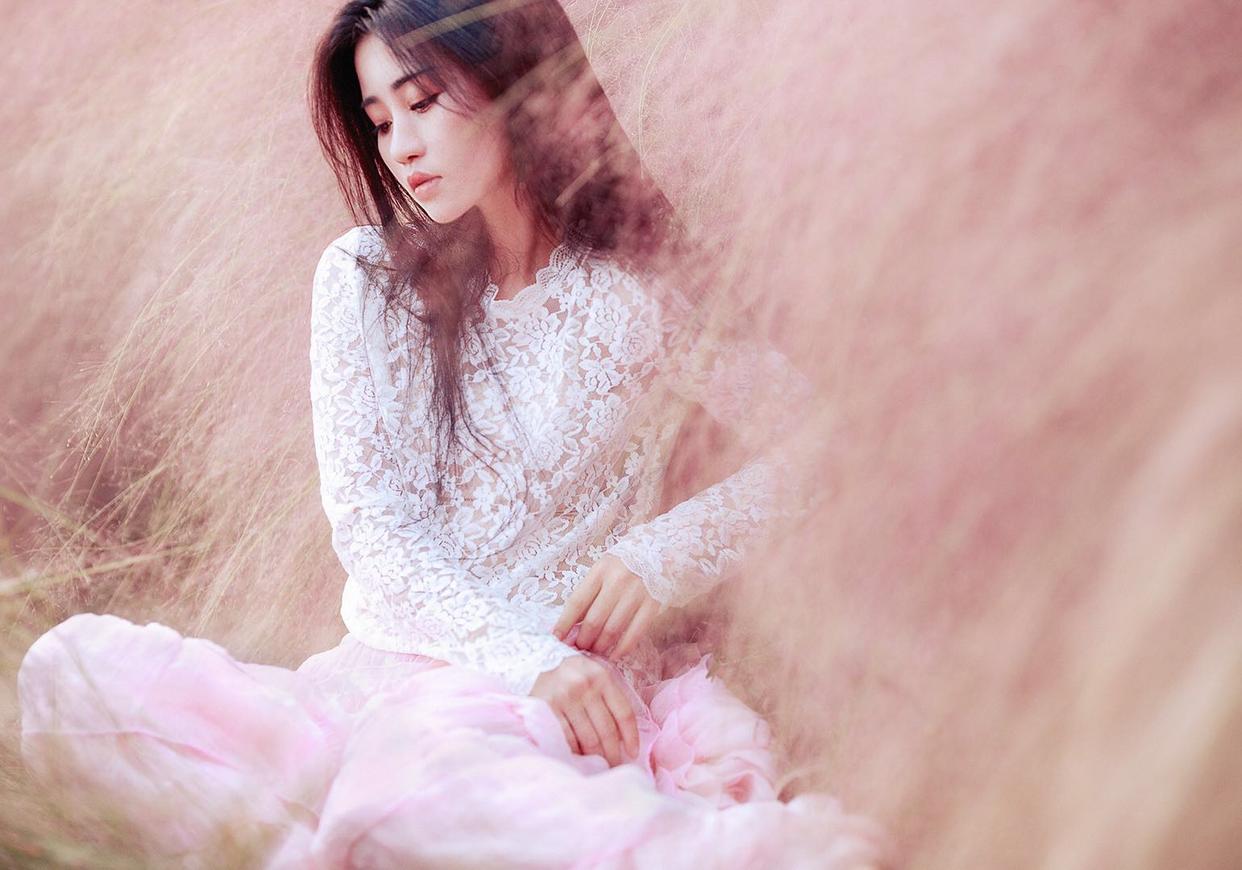 超實用的粉黛人像拍照姿勢，用簡約不做作的姿勢，拍出你的自然美插圖4