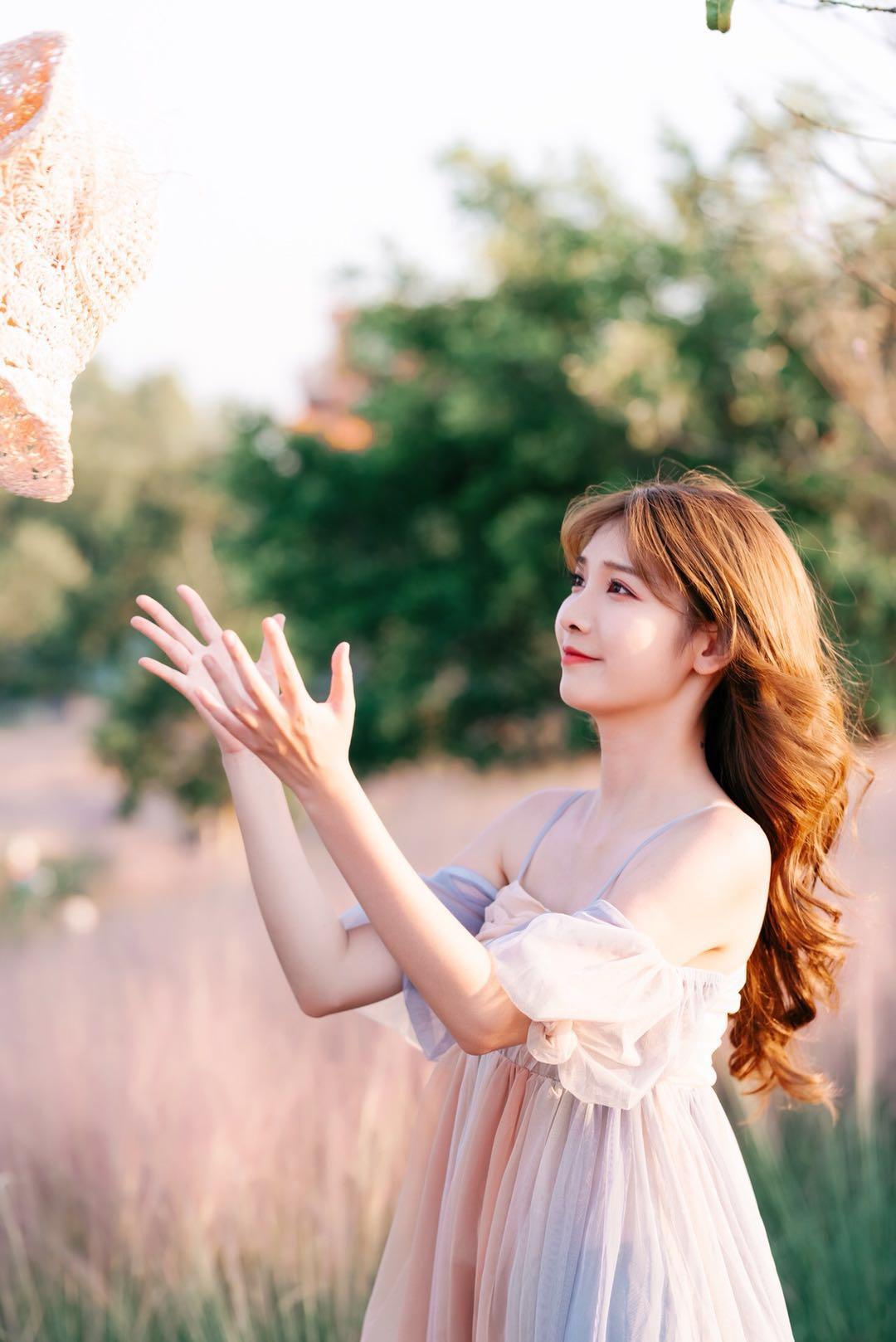 超實用的粉黛人像拍照姿勢，用簡約不做作的姿勢，拍出你的自然美插圖6