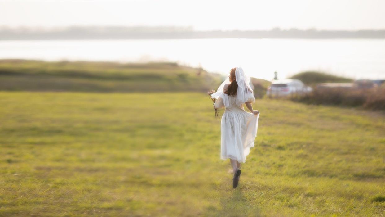 不會(huì)擺拍看過(guò)來(lái)，7個(gè)拍照姿勢(shì)模板，助你拍出自然好看的美女人像插圖7