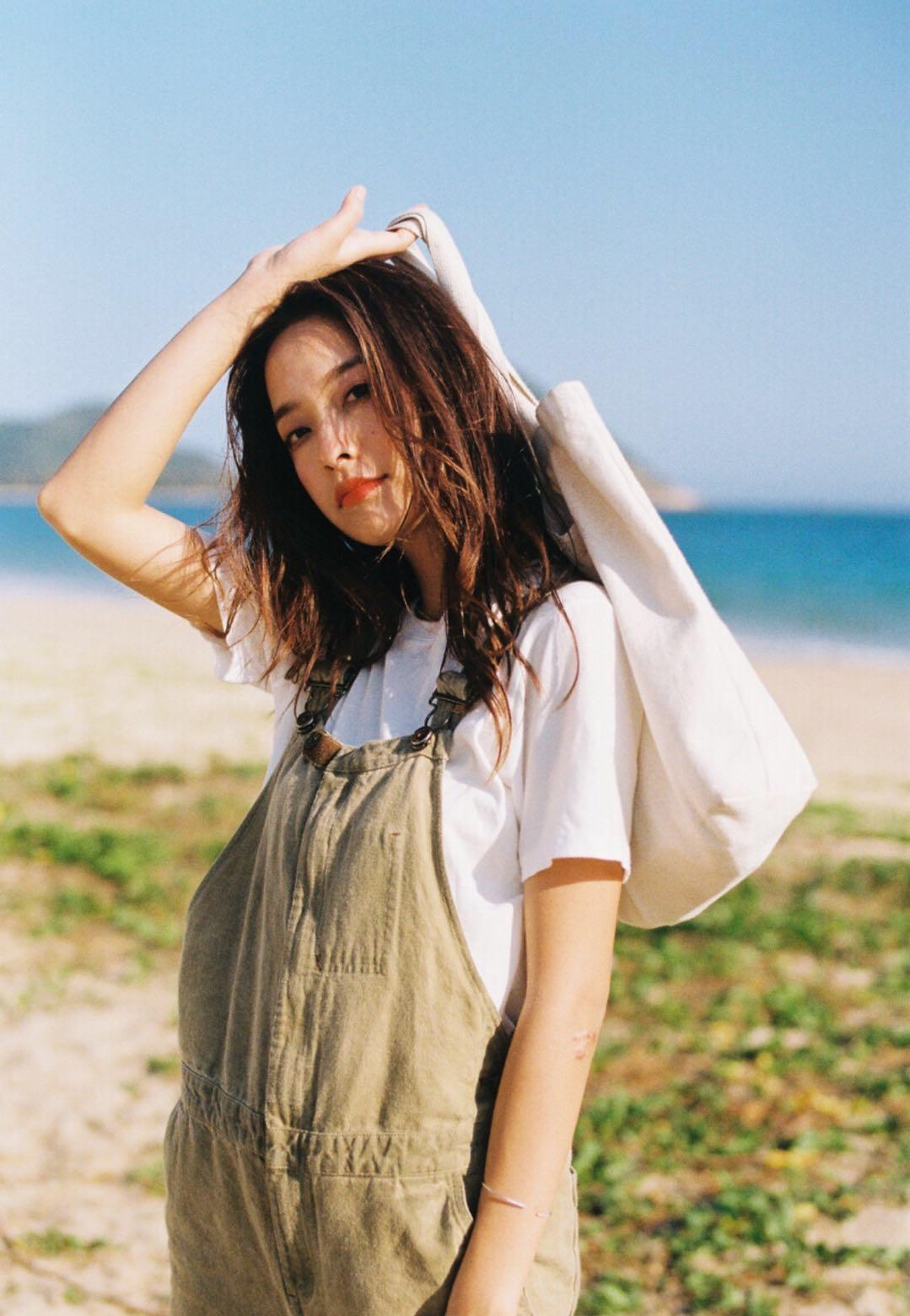 假期游玩拍照的9個(gè)姿勢(shì)，照著這些姿勢(shì)拍，拍照很美也自然插圖3