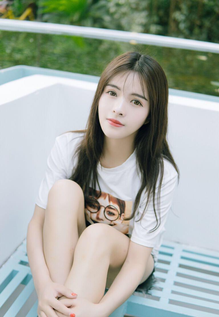 不會(huì)擺拍看過(guò)來(lái)，7個(gè)拍照姿勢(shì)模板，助你拍出自然好看的美女人像插圖4