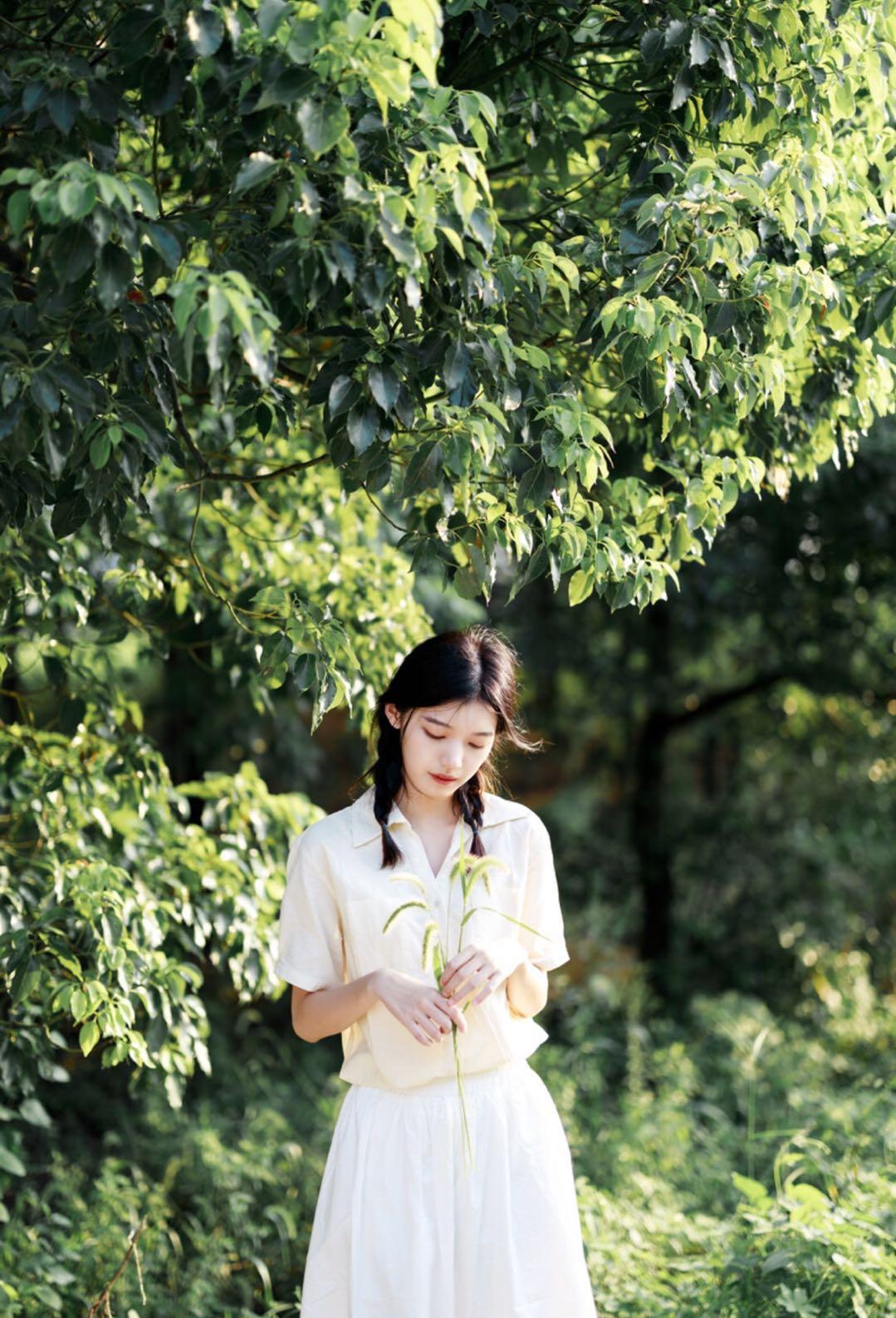 背景簡單就用姿勢點(diǎn)綴，在哪都能用的7個姿勢，拍出自然簡約美插圖1