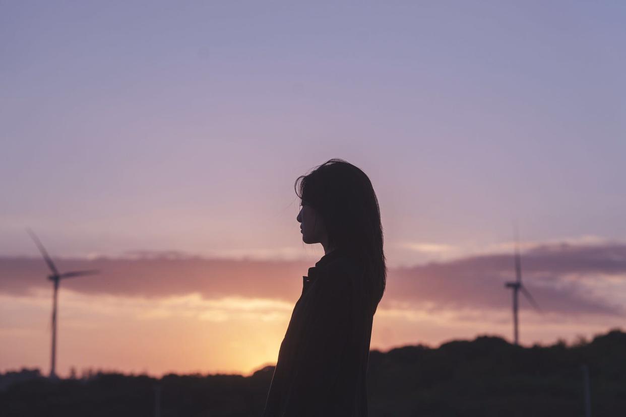 不會(huì)擺拍看過(guò)來(lái)，7個(gè)拍照姿勢(shì)模板，助你拍出自然好看的美女人像插圖1