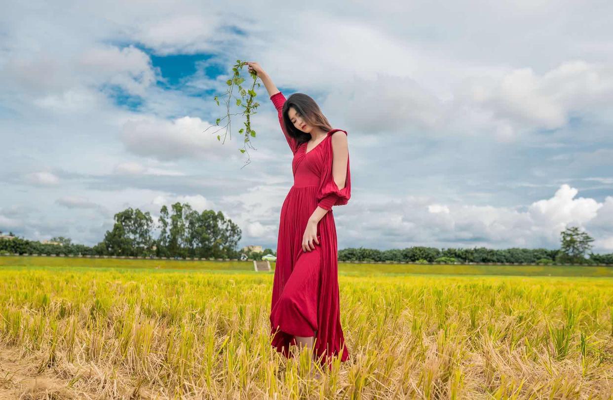 拍攝全身照怎么擺放雙手？7個(gè)姿勢教會你，既能避免手空還顯好看插圖1