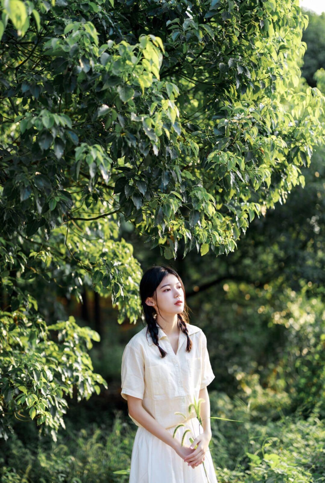 背景簡單就用姿勢點(diǎn)綴，在哪都能用的7個姿勢，拍出自然簡約美插圖2