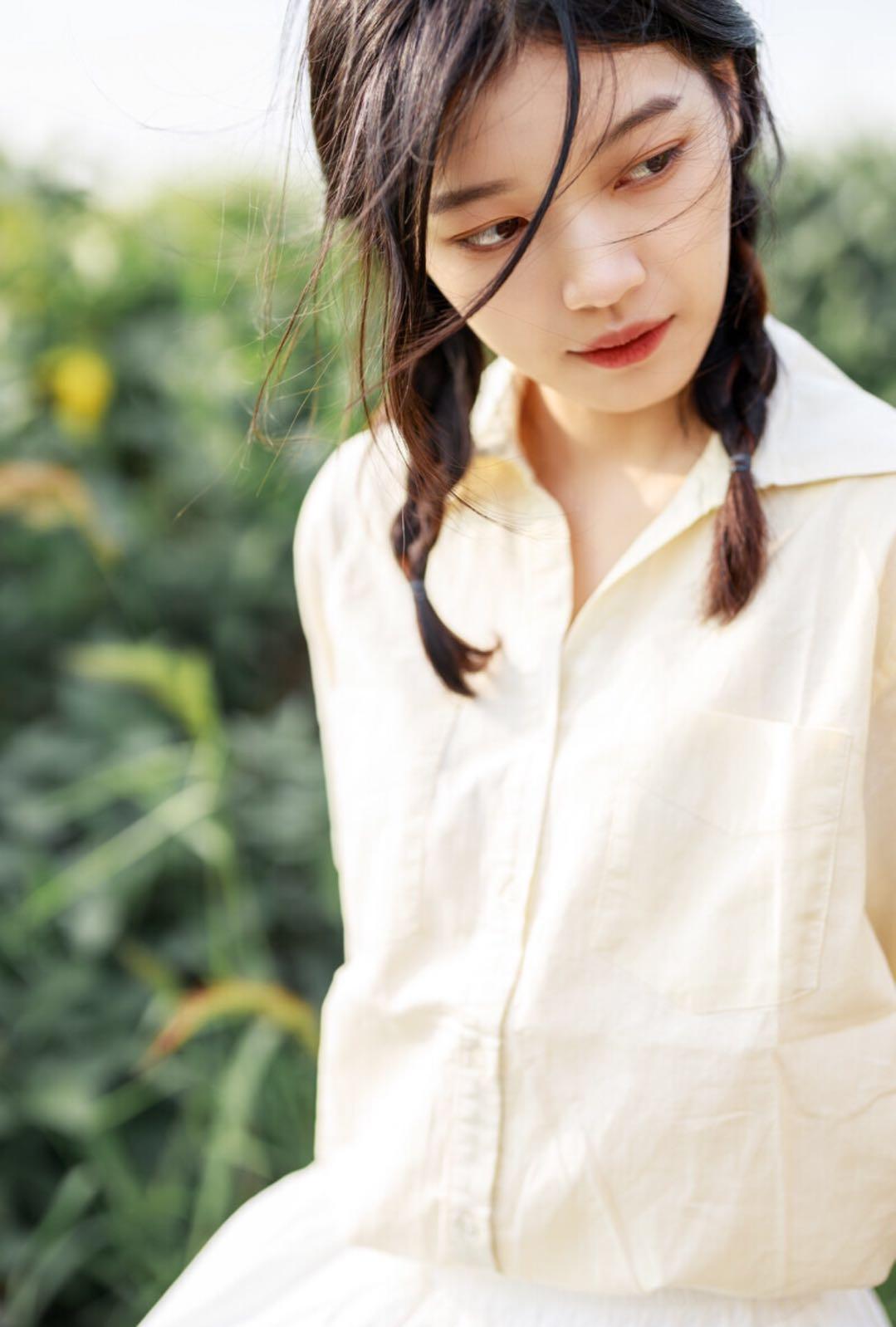 背景簡單就用姿勢點(diǎn)綴，在哪都能用的7個姿勢，拍出自然簡約美插圖6