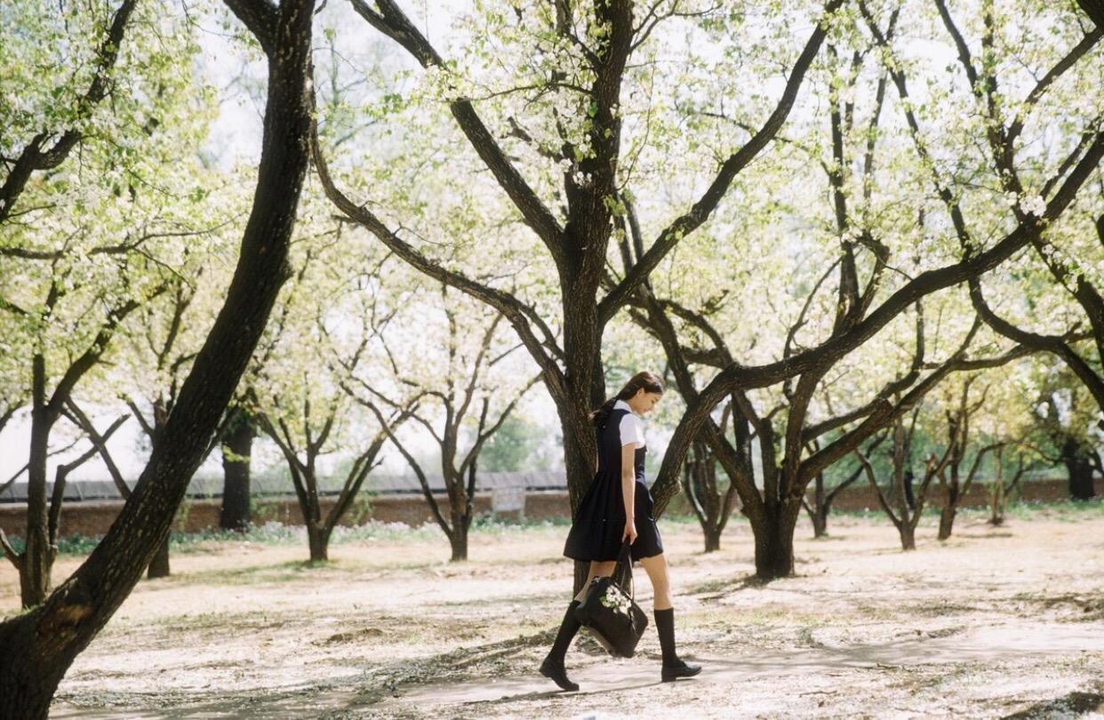 從不會擺拍到拍照達人，拍照姿勢可參考這7個，拍照又好看又自然插圖6