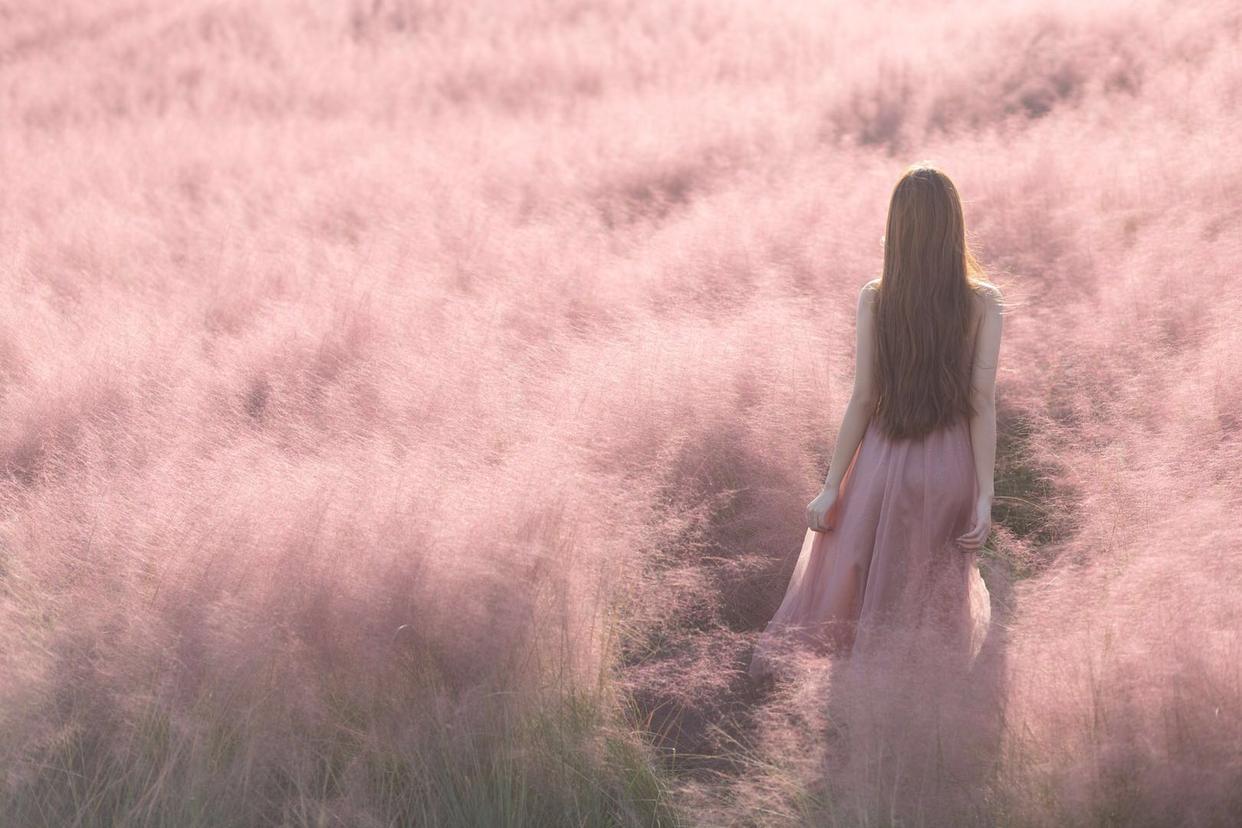 超實用的粉黛人像拍照姿勢，用簡約不做作的姿勢，拍出你的自然美插圖7